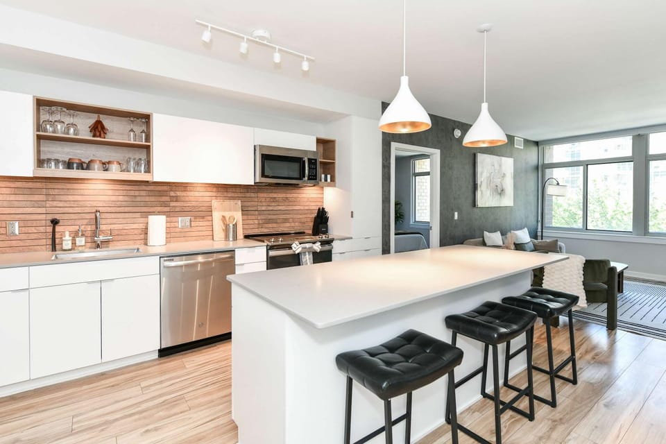 Posh 2BR Retreat Gym Prkng and Scenic Rooftop Apartment in Crystal City