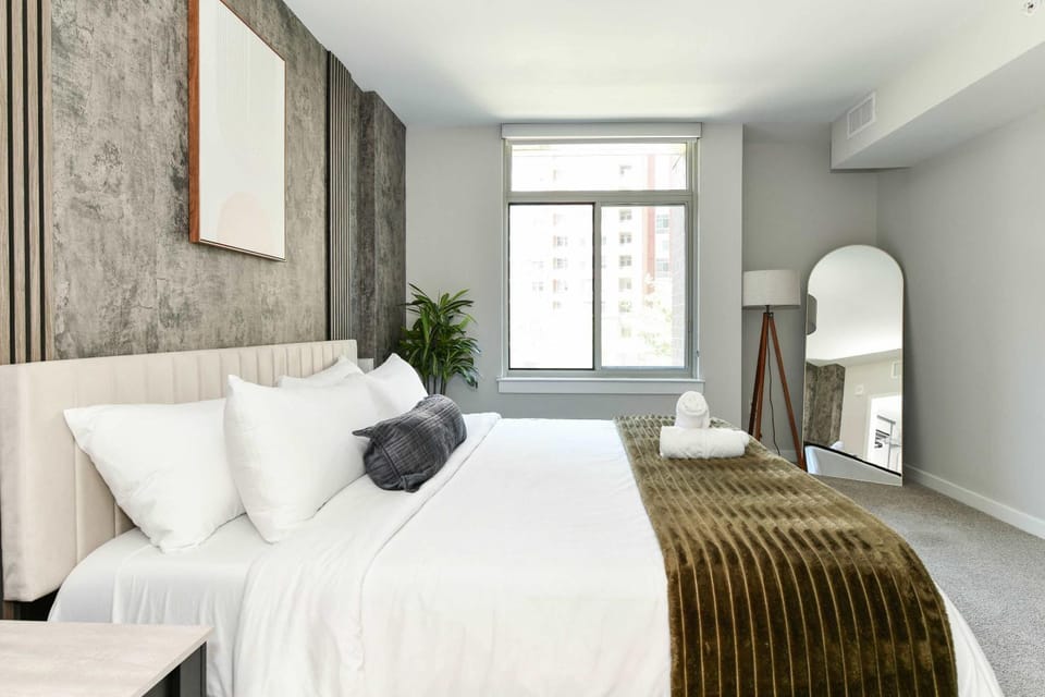 Posh 2BR Retreat Gym Prkng and Scenic Rooftop Apartment in Crystal City