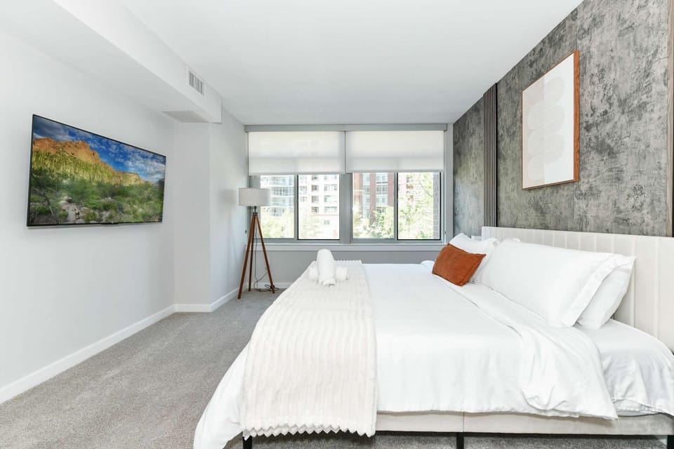 Posh 2BR Retreat Gym Prkng and Scenic Rooftop Apartment in Crystal City
