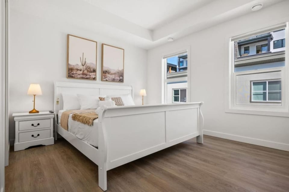 Two Bedroom Townhouse with AC Garage Parking and Wifi House in Calgary