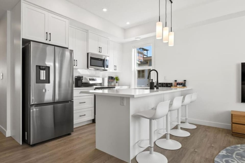 Two Bedroom Townhouse with AC Garage Parking and Wifi House in Calgary