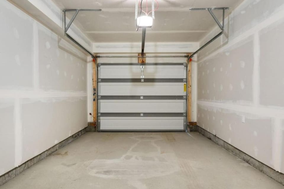 Two Bedroom Townhouse with AC Garage Parking and Wifi House in Calgary