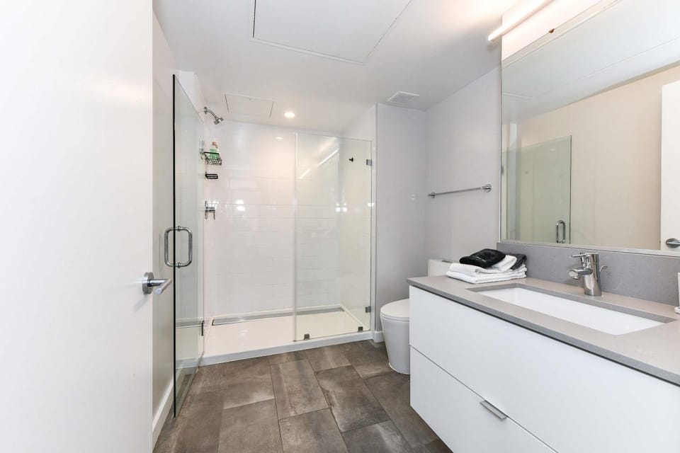 Posh 2BR Retreat Gym Prkng and Scenic Rooftop Apartment in Crystal City
