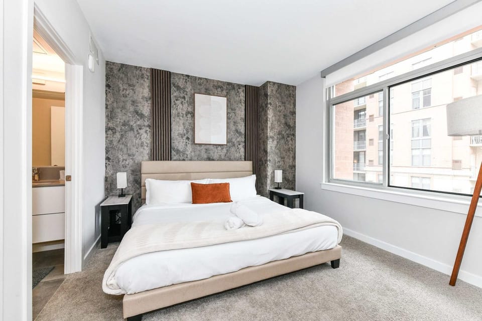 Posh 2BR Retreat Gym Prkng and Scenic Rooftop Apartment in Crystal City