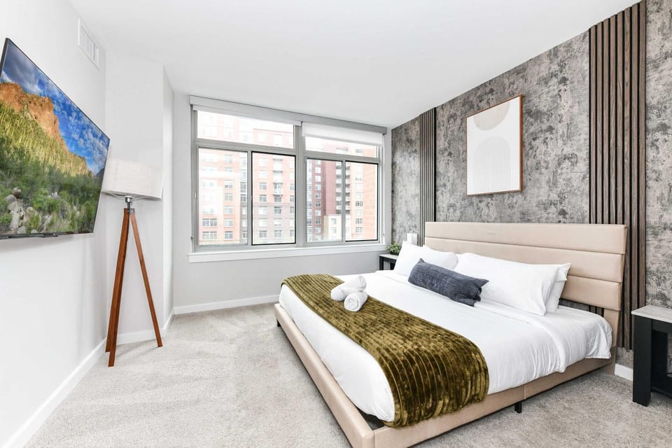 Posh 2BR Retreat Gym Prkng and Scenic Rooftop Apartment in Crystal City