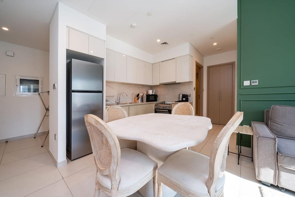 Kitchen or kitchenette, Living room, Seating area, Dining area, minibar, oven, pet friendly, stove