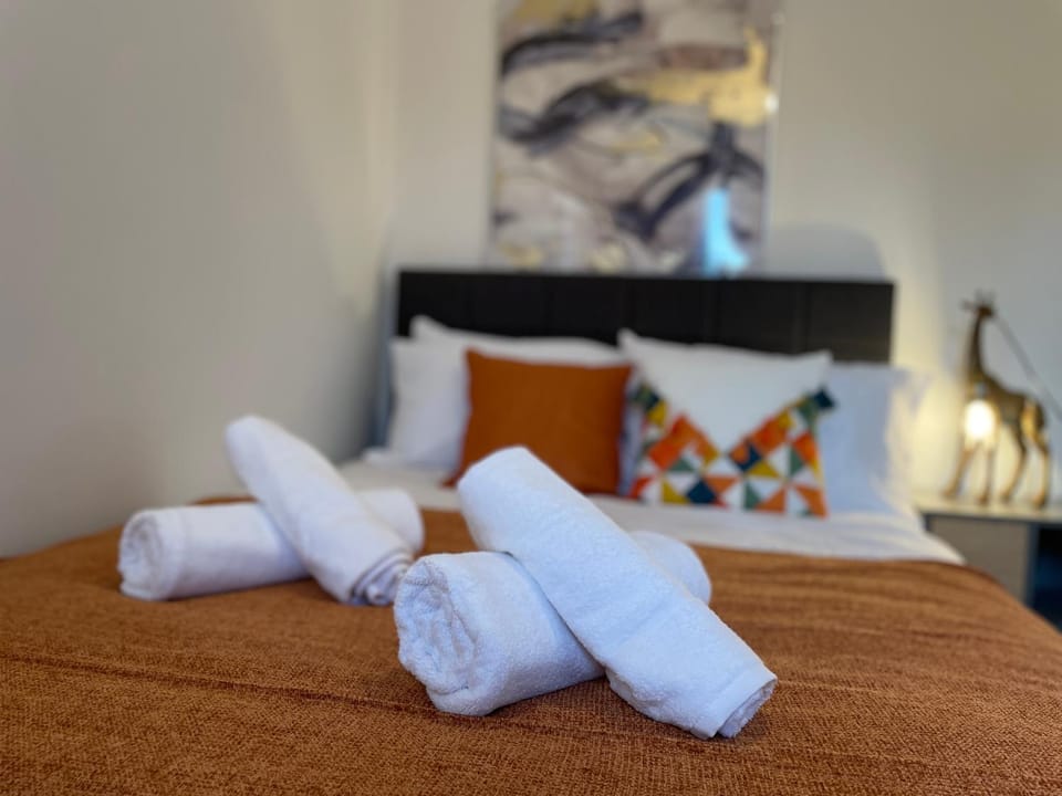 Bed, Bedroom, towels