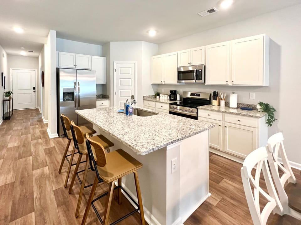Coffee/tea facilities, Dining area, dishwasher, microwave, oven, stove, toaster, kitchen