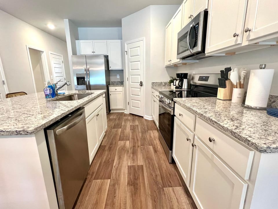 Coffee/tea facilities, dishwasher, oven, stove, toaster, kitchen