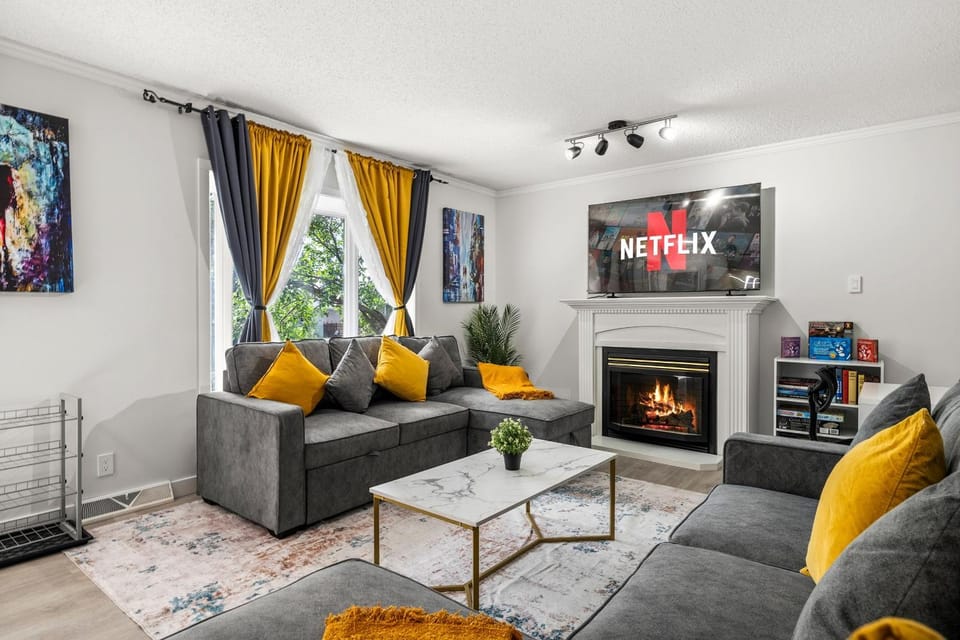 Communal lounge/ TV room, TV and multimedia, Living room, Seating area, Evening entertainment