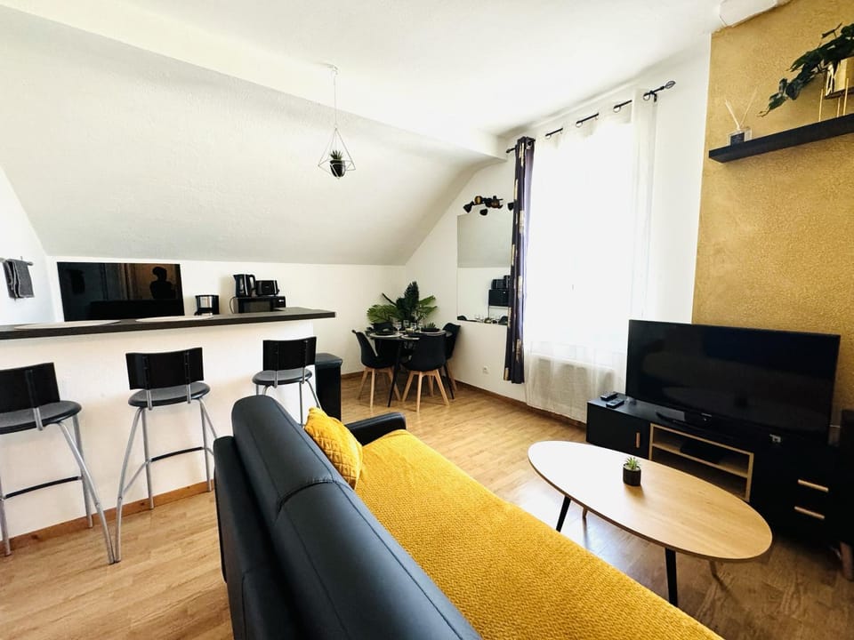 TV and multimedia, Kitchen or kitchenette, Living room, Seating area