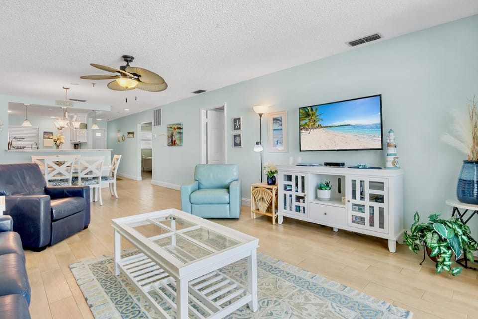 TV and multimedia, Kitchen or kitchenette, Living room, Seating area, furniture