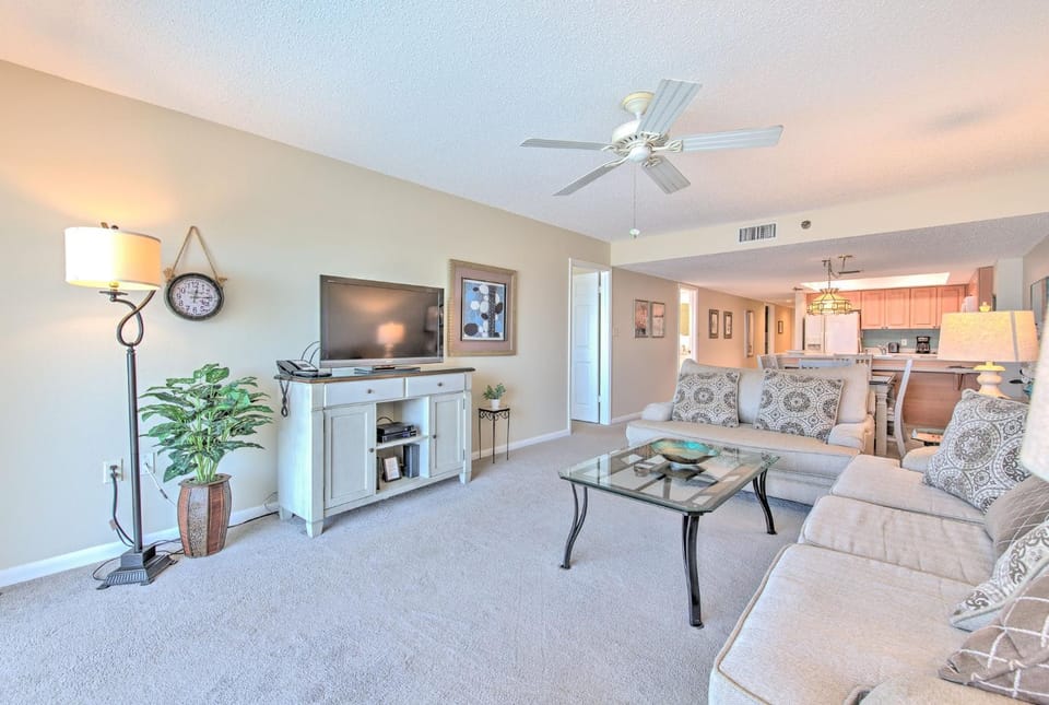 TV and multimedia, Kitchen or kitchenette, Living room, furniture, air conditioner