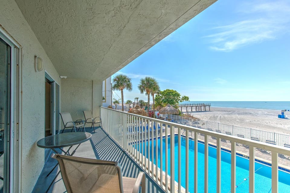 Day, Balcony/Terrace, Seating area, Beach, Pool view, Sea view, Swimming pool