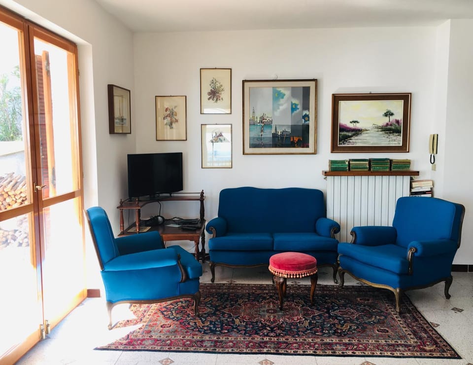 Communal lounge/ TV room