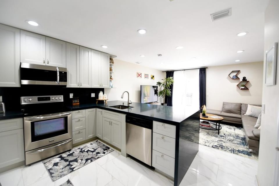 The Hamptons Hideaway House in Hollywood