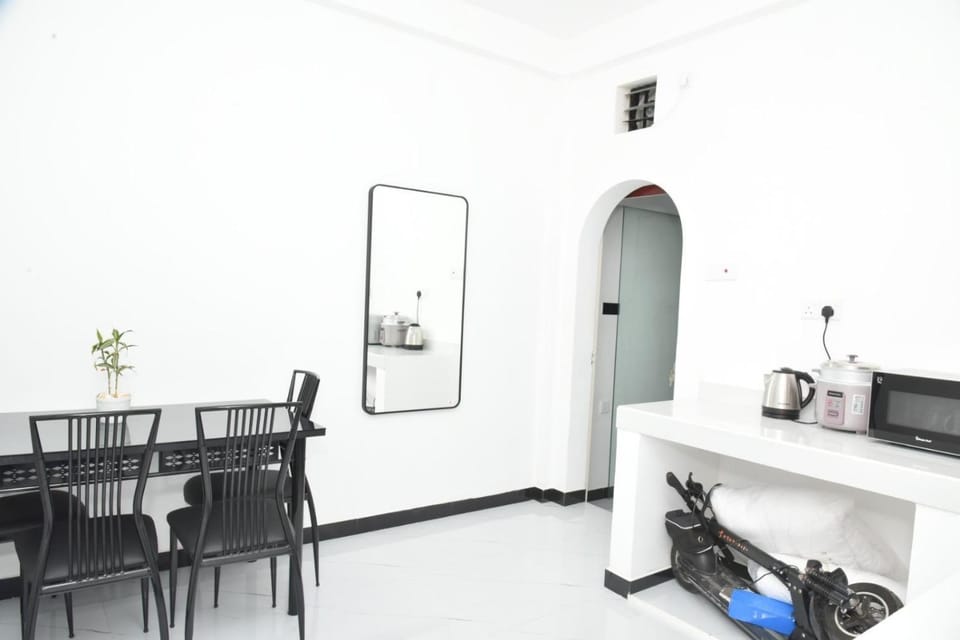 Coffee/tea facilities, Kitchen or kitchenette, Dining area, microwave