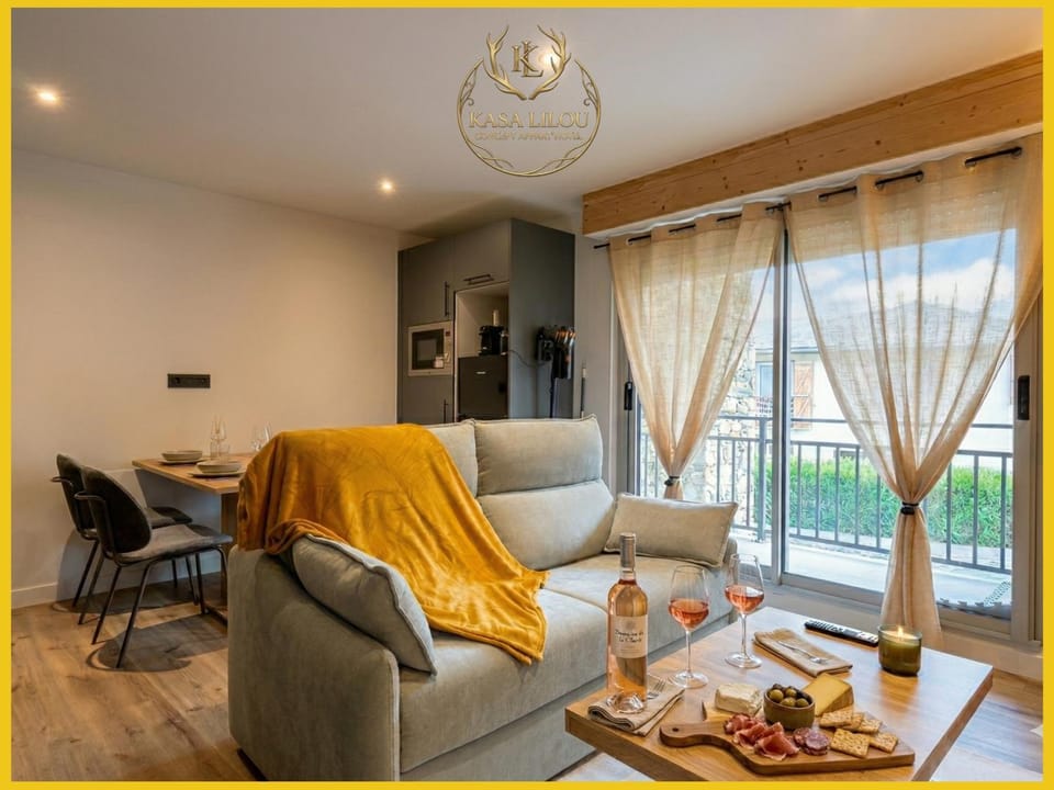 Balcony/Terrace, Living room, Seating area, Dining area