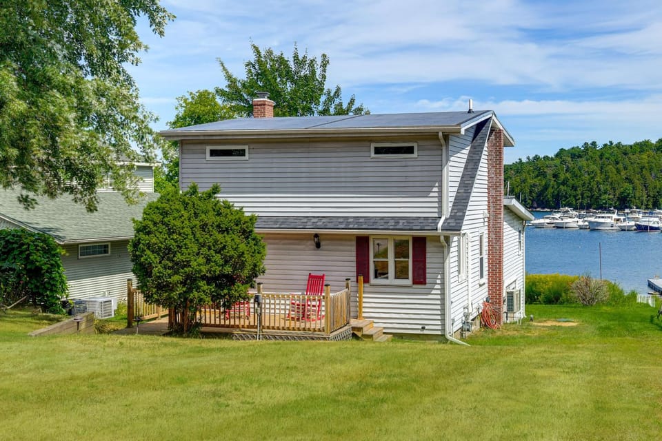 Swim, Boat & Explore! Lake Champlain Retreat! House in Malletts Bay