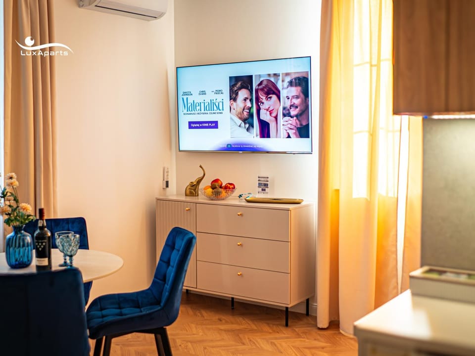 TV and multimedia, Living room, Seating area, Entertainment, air conditioner