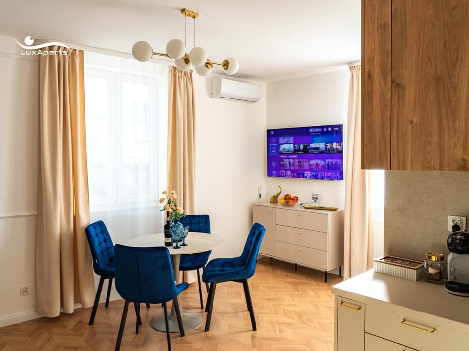 TV and multimedia, Living room, Seating area, Dining area, air conditioner