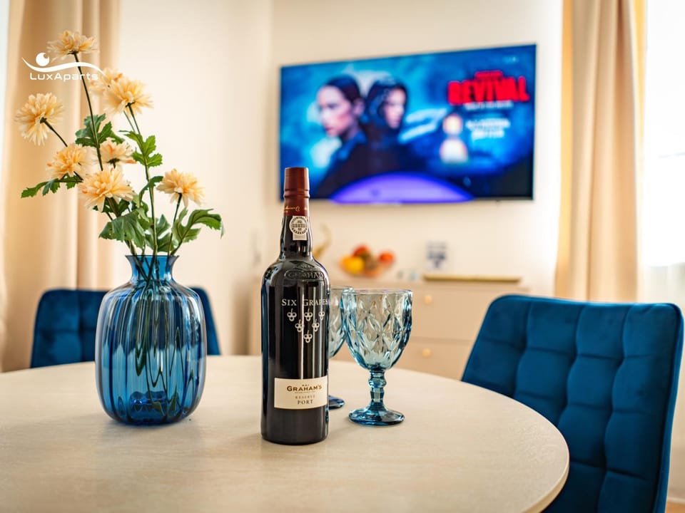 TV and multimedia, Living room, Decorative detail, Seating area, Dining area, Evening entertainment, Drinks