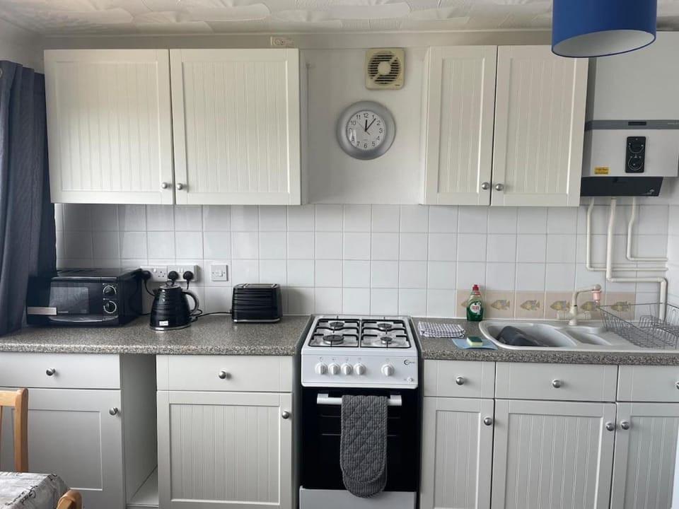 76 Brambles Chine, 2 bedroom bungalow in beautiful holiday village, 1 night stays and Ferry travel offer available Chalet in Freshwater