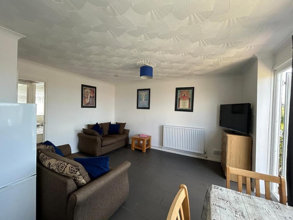 76 Brambles Chine, 2 bedroom bungalow in beautiful holiday village, 1 night stays and Ferry travel offer available Chalet in Freshwater