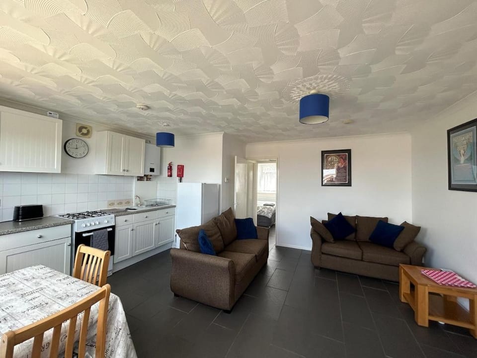 76 Brambles Chine, 2 bedroom bungalow in beautiful holiday village, 1 night stays and Ferry travel offer available Chalet in Freshwater