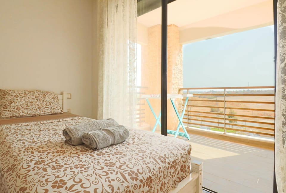 View (from property/room), Balcony/Terrace, Bedroom, towels