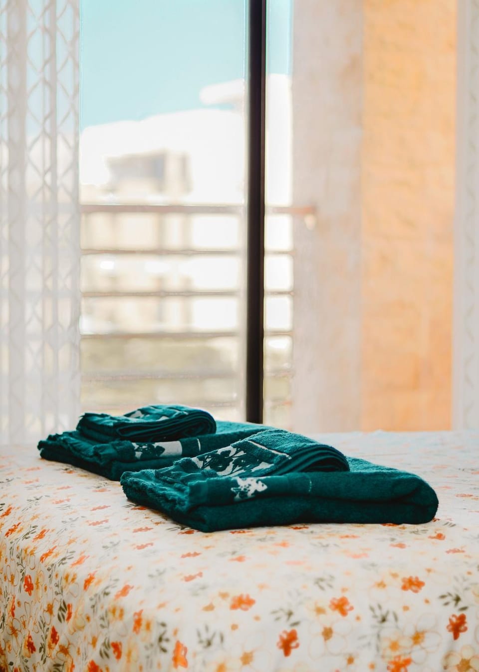 Bed, towels