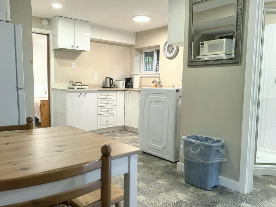 Kitchen or kitchenette, Dining area, stove, toaster
