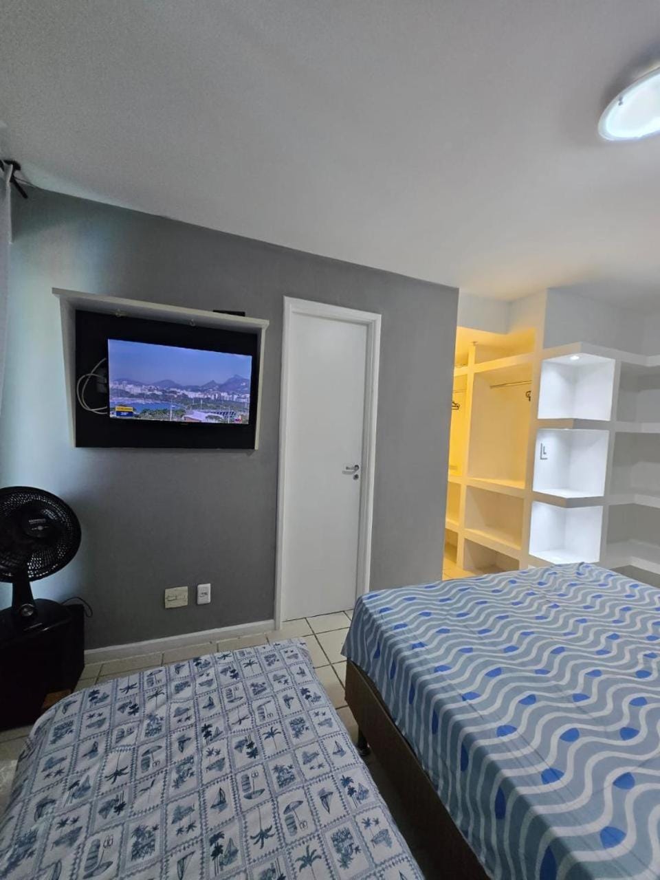 Bed, TV and multimedia, Photo of the whole room, Bedroom