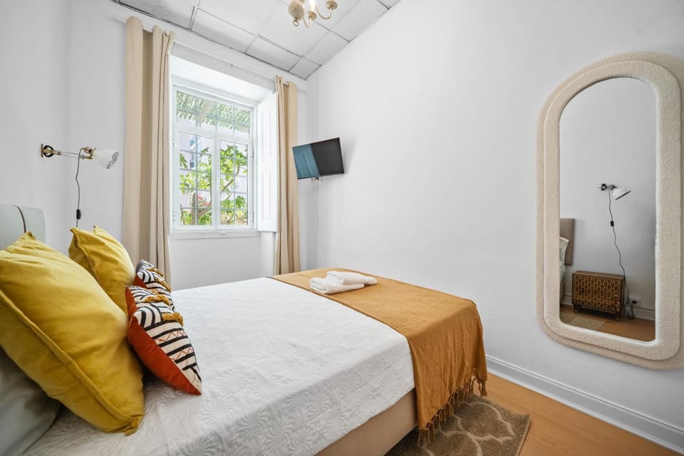 Bed, TV and multimedia, Photo of the whole room, Bedroom, towels, wardrobe