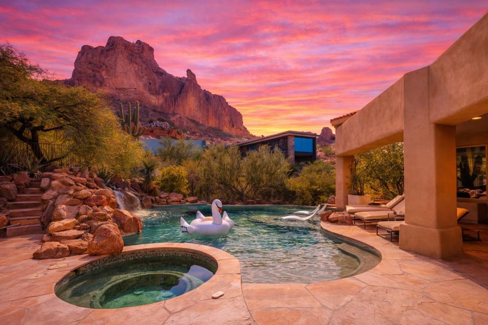 LUXE - Red Rock - Pool & Spa - In Paradise Valley House in Camelback Mountain