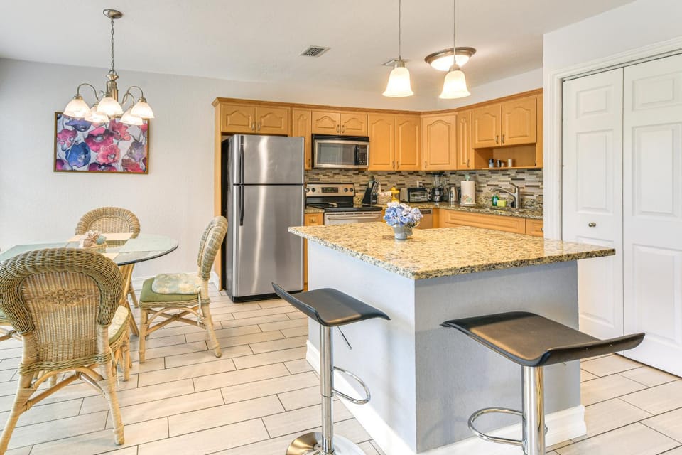 Explore Sarasota: Condo w/ Pool Access, Near Dtwn House in Gulf Gate Estates