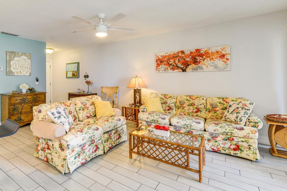 Explore Sarasota: Condo w/ Pool Access, Near Dtwn House in Gulf Gate Estates