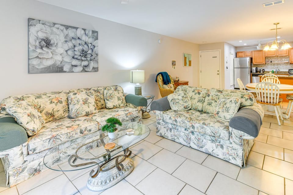 4 Mi to Siesta Key Beach: Condo w/ Pool Access House in Gulf Gate Estates