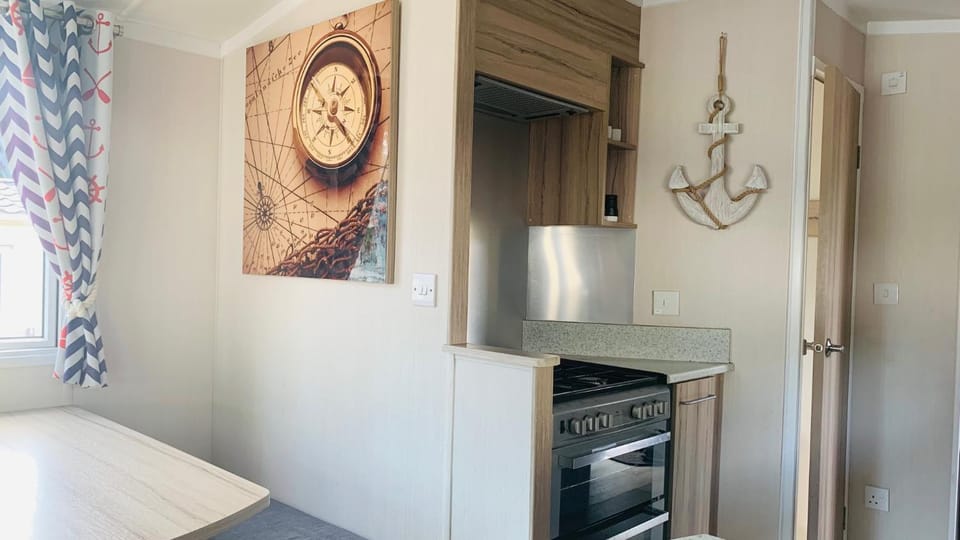 Kitchen or kitchenette, oven, pet friendly, stove