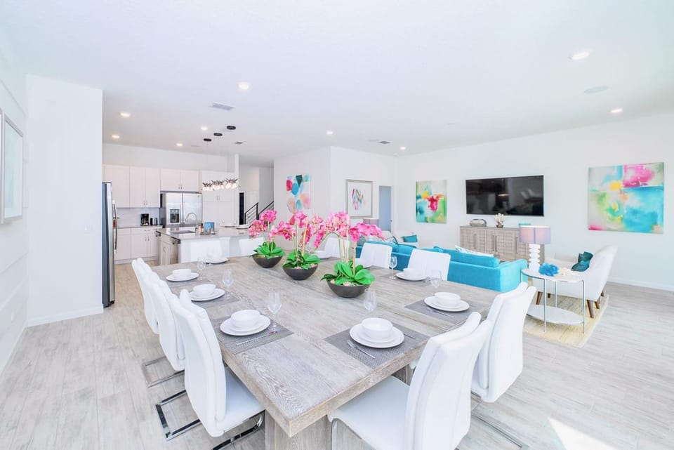 TV and multimedia, Kitchen or kitchenette, Living room, Seating area, Dining area