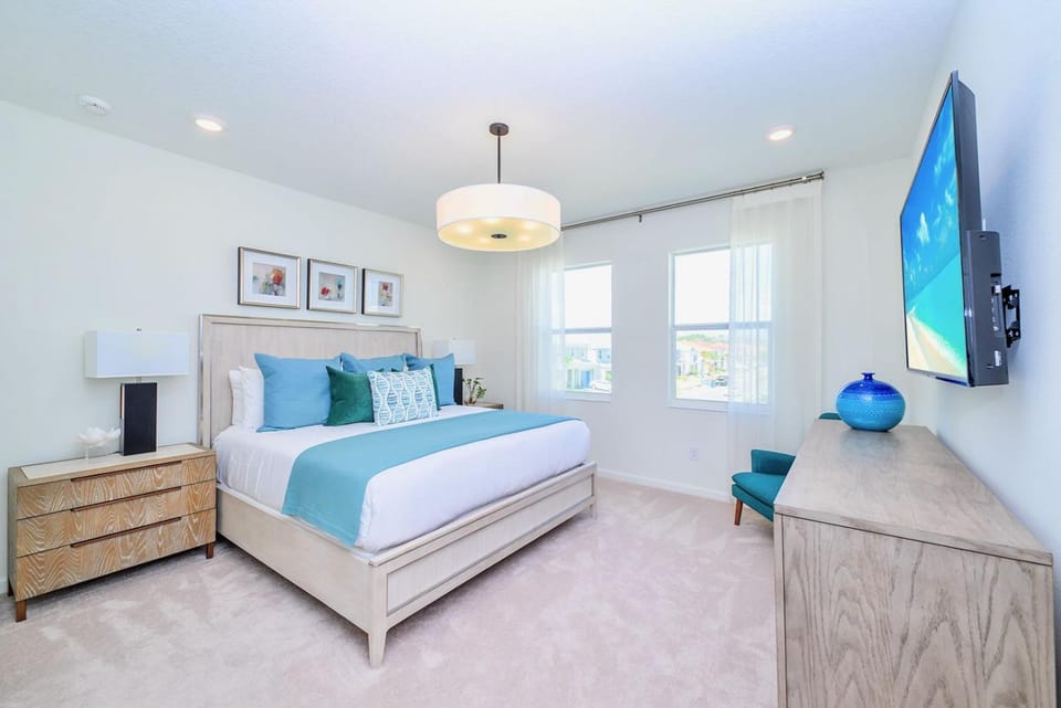 Bed, TV and multimedia, Photo of the whole room, Bedroom