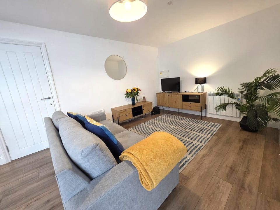 Communal lounge/ TV room, TV and multimedia, Living room, Seating area, Evening entertainment