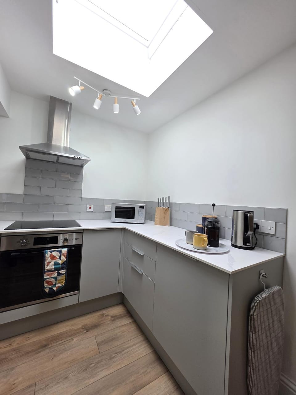 Coffee/tea facilities, Kitchen or kitchenette, stove, toaster