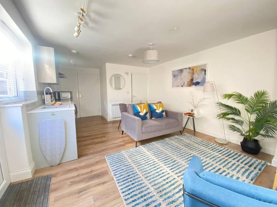 Kitchen or kitchenette, Living room, Seating area, Dining area, oven