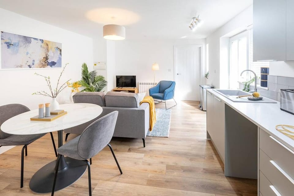 TV and multimedia, Kitchen or kitchenette, Living room, Seating area, Dining area