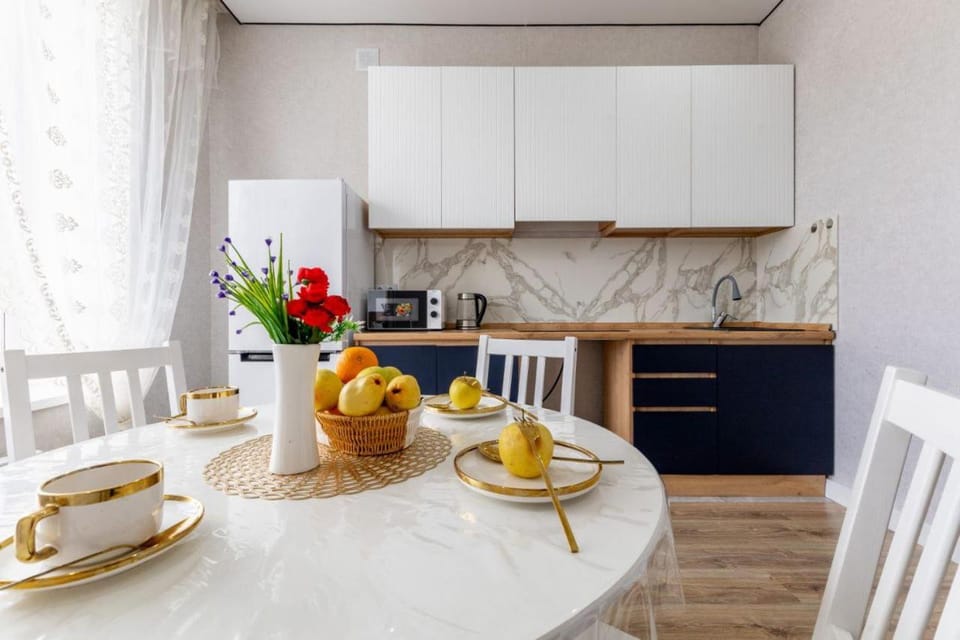 Coffee/tea facilities, Kitchen or kitchenette, Food and drinks, Dining area, stove