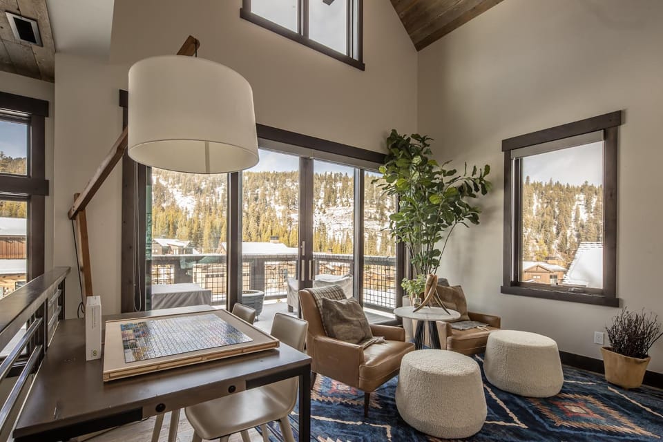 Day, Living room, Seating area, Mountain view, furniture