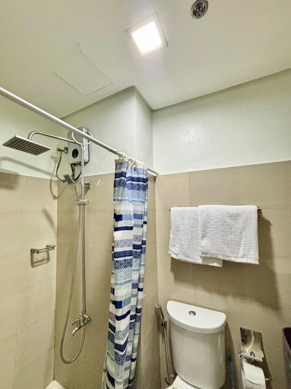 Poolside Bliss at Shore 2 Apartment in Pasay
