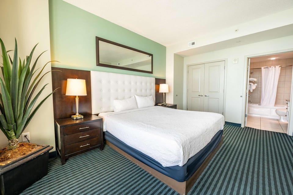 New Direct Oceanfront King 2BR ,Modern Decor,Pools Apartment in Myrtle Beach