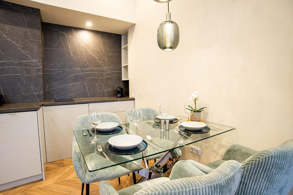 Kitchen or kitchenette, Seating area, Dining area